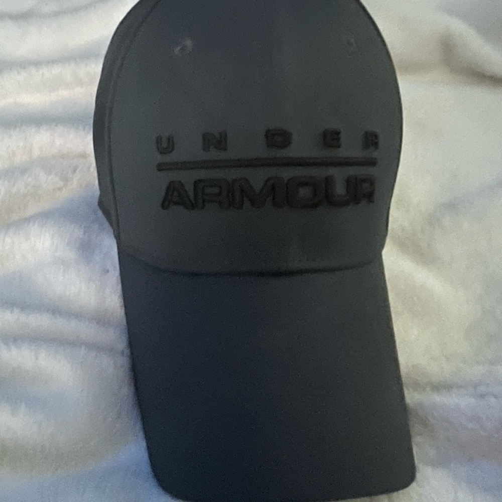 Mens Under Armour cap - excellent condition.